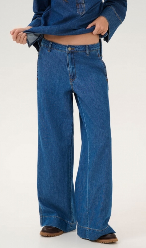 10705062 med blue