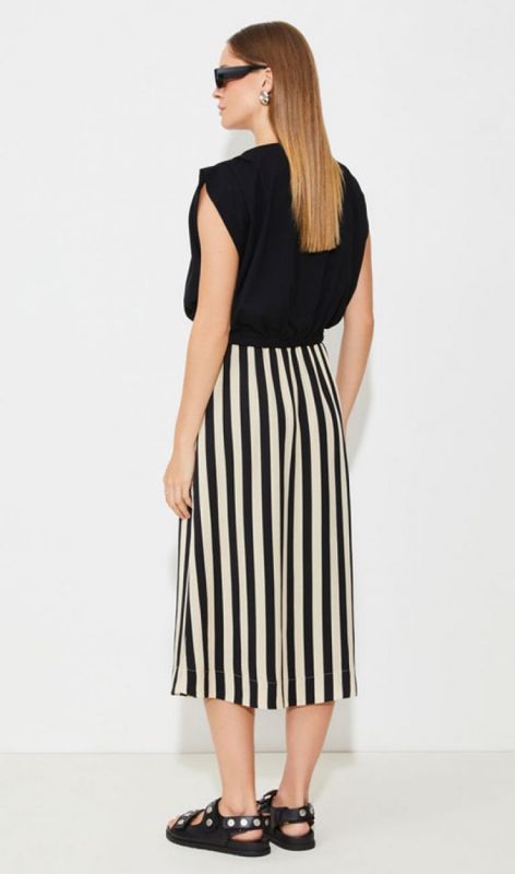 S25C08382 noir