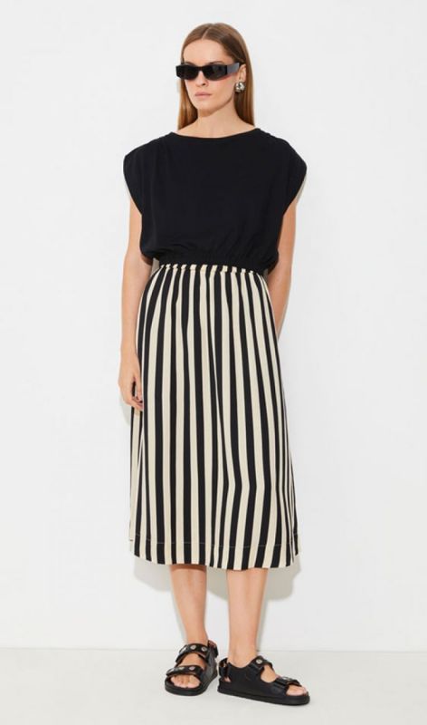 S25C08382 noir