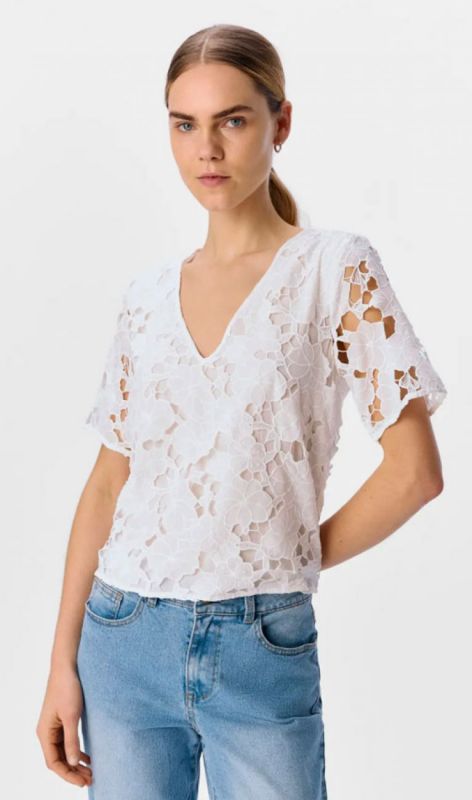 23046358 white