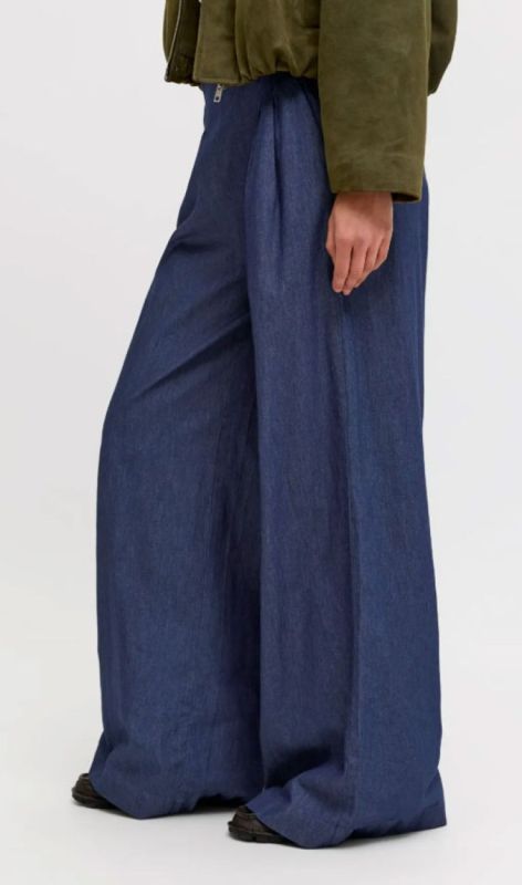 12287867 dark blue den