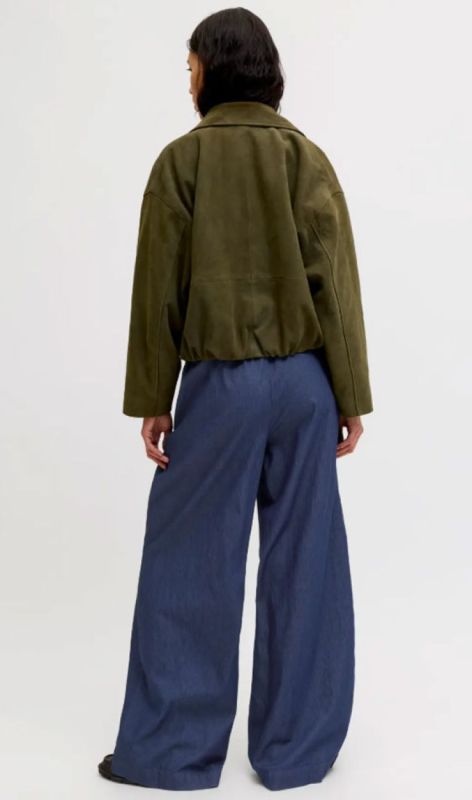 12287867 dark blue den